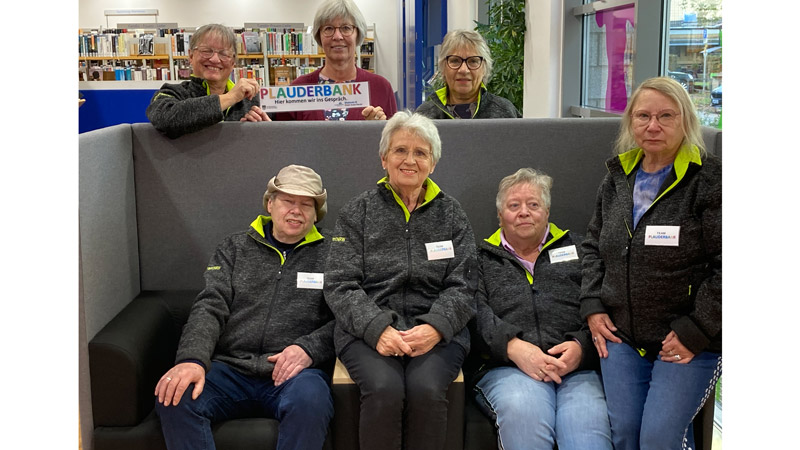 Das Team um Barbara Funda (Mitte oben) von der FreiwilligenAgentur organisiert die „Plauderbank“ nun auch in den Wintermonaten
