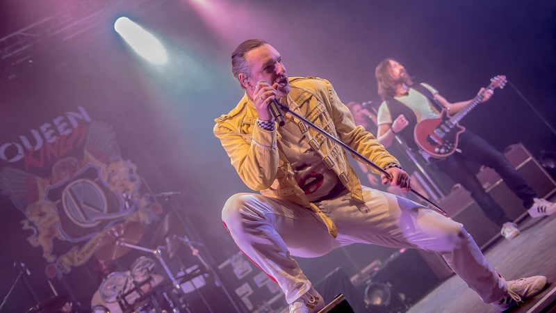 Die Coverbands „The Queen Kings“ und „Elton and the Joels“ wollen die Theaterscheune rocken