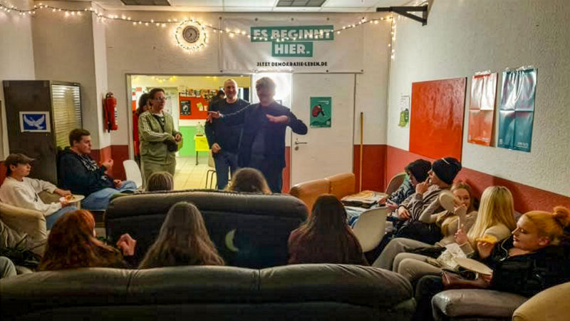 Politischer Austausch bei Pizza in der Jugendtreff „Rübe“