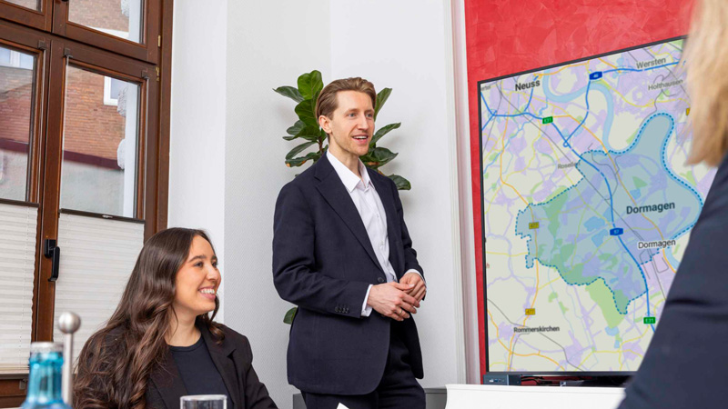 Laufenberg-Filialleiter Robert Schremmer erläutert die aktuelle Situation auf dem Dormagener Immobilienmarkt