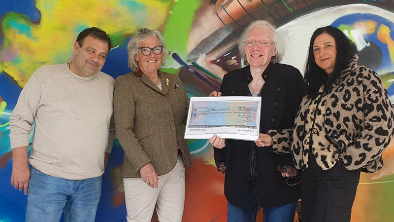 Daniel Fiori, Dr. Cornelia Dreyer-Rendelsmann, Bettina Mazurek und Maria-Soledad Obregon-Martin bei der Spendenübergabe: „Keiner soll wegen finanzieller Not außen vor bleiben.“