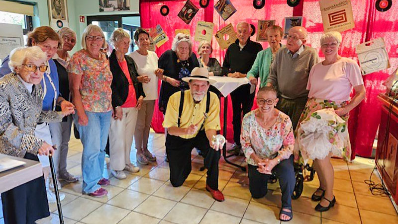 Die Teilnehmenden freuten sich bei ihrem Museumsbesuch auch über Anekdoten, Kaffee und Boogie-Woogie