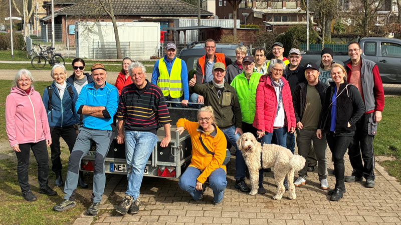 Viele Helferinnen und Helfer - wie hier in Hackenbroich - sorgten dafür, dass die Stadt wieder sauberer wurde