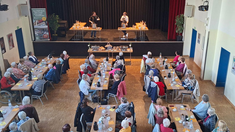 Kochduell  und Ehrenurkunde: Bürgermeister Erik Lierenfeld mit Eddy Schülke („Eddy the Butcher“)
