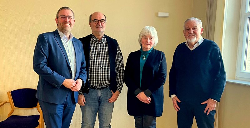 Erik Lierenfeld gratuliert Claus Radke, Annemarie Engels und  Hans-Peter Preuss zur Wiederwahl (v. l.)