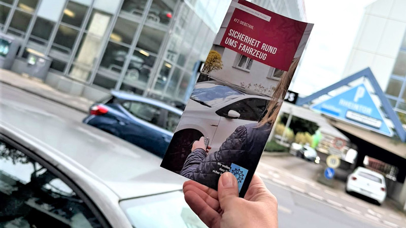 Eine Broschüre informiert über das Thema „Sicherheit rund ums Fahrzeug“