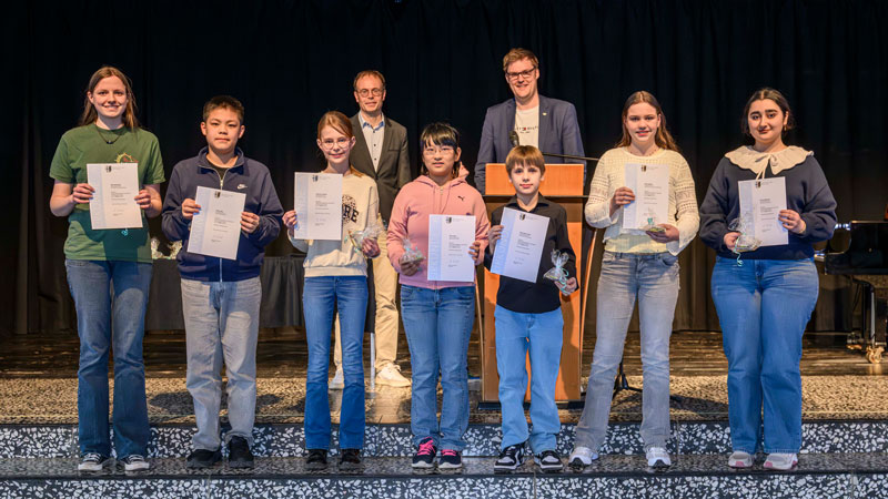 Unter den Erstplatzierten beim Mathematik-Wettbewerb ist auch Elisa Sanders  vom NGK (2. v. re.)
