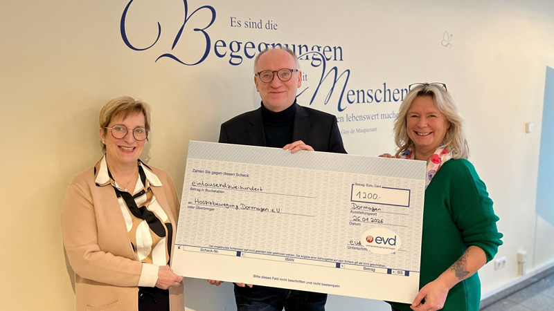 evd-Geschäftsführer Klemens Diekmann übergibt den symbolischen Spendenscheck an Ute Wolter (links) und Ellen Venn von der Hospizbewegung