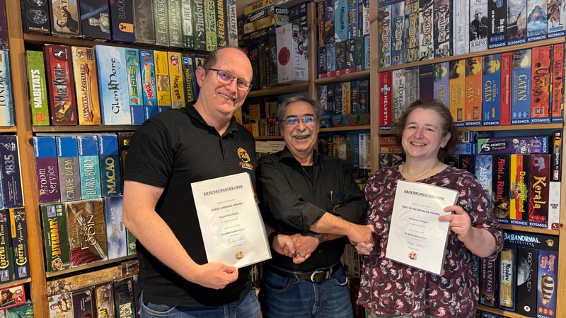 Präsident Christian Wallisch (Mitte) ernennt Andreas Bögner für Dormagen und Petra Wigman-Prigge für Nettetal zu neuen Regionalbeauftragten 