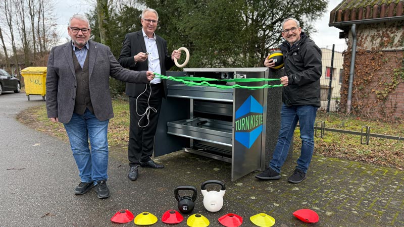 Swen Möser (Leiter Sportservice), Dirk Brügge und Dr. Torsten Spillmann (von links) präsentieren die neue Sportbox