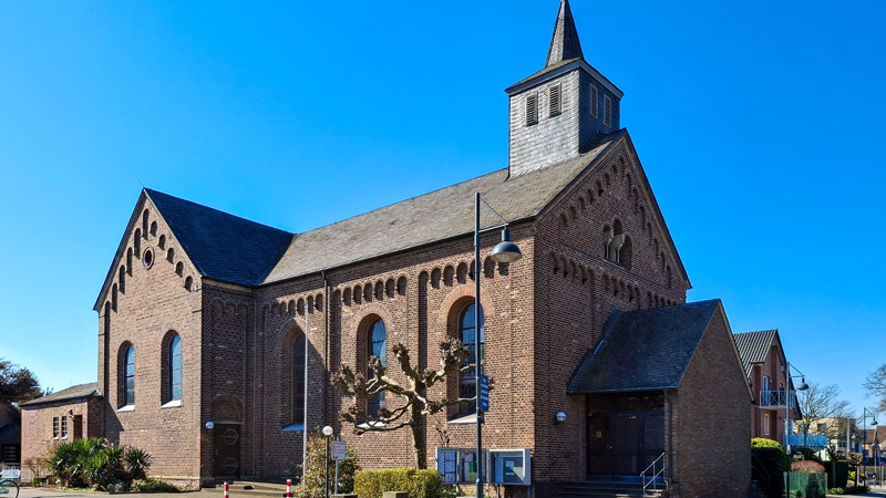 In der Pfarrkirche St. Aloysius Stürzelberg wird die neue Orgel aufgebaut