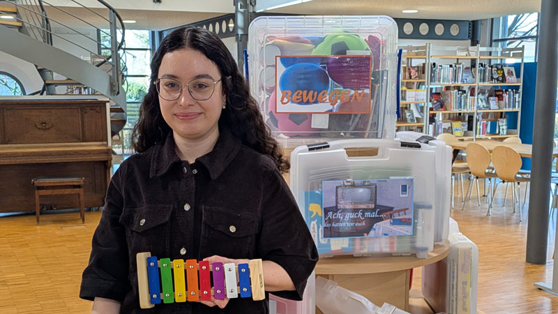 Ayse Topcuoglu präsentiert die neuen Medienkoffer vor