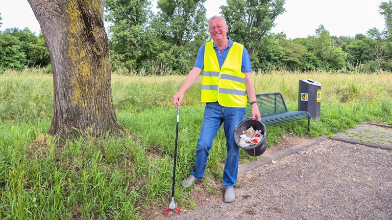 Udo Mrosek packt an und sorgt in seinem Viertel für Sauberkeit