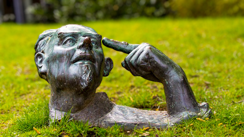 Dormagen: Skulptur an der VHS