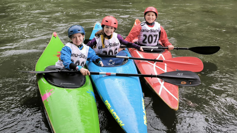 Antonia Harder (links) und Matilda Thomas (Mitte): Platz zwei und eins bei den westdeutschen Meisterschaften
