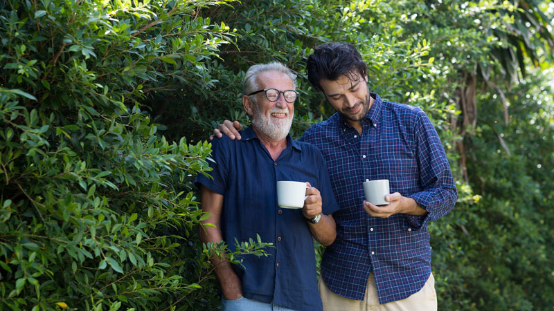 Hilfe im Garten gegen mietfreies Zimmer: Alt und Jung profitieren von Wohnpartnerschaften