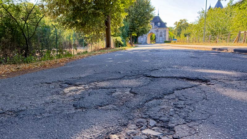 Die marode Zufahrt zum Kloster Knechtsteden ist schon länger ein Thema 