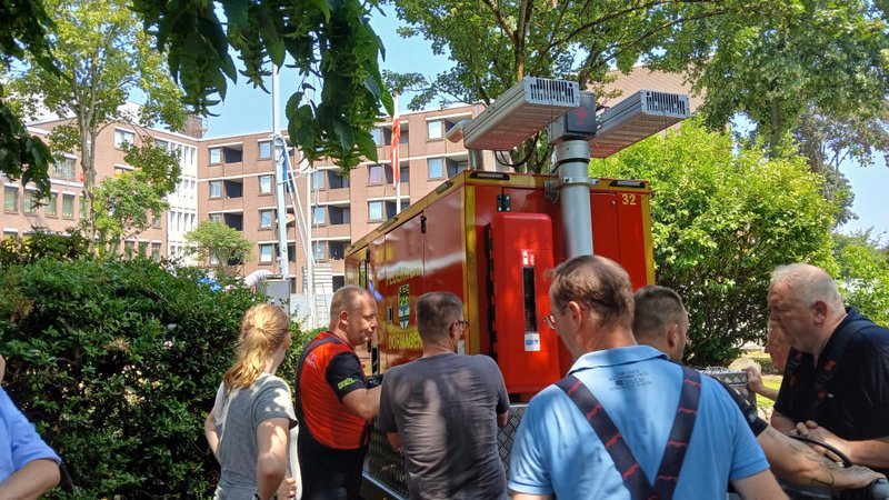Die Feuerwehr bringt ihr Notstromaggregat zum Alloheim