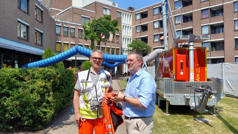 Bürgermeister Erik Lierenfeld und der Leitende Notarzt Christoph Reichel vor dem Alloheim