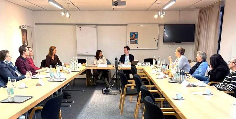 Carl-Philipp Sassenrath MdB im Gespräch mit Apothekerinnen und Apothekern