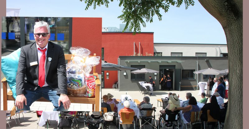 Bei der Eröffnung des Anbaus erhielt der jetzt in den Ruhestand gehende Einrichtungsleiter Thomas Schindler als Dankeschön eine Bank und weitere Geschenke 