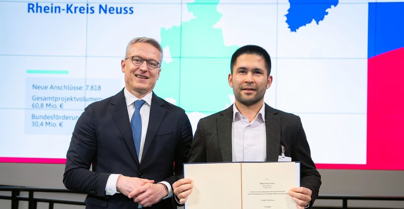 Übergabe des Förderbescheids: Dr. Karsten Wildberger (links) mit Hasan Sharifi