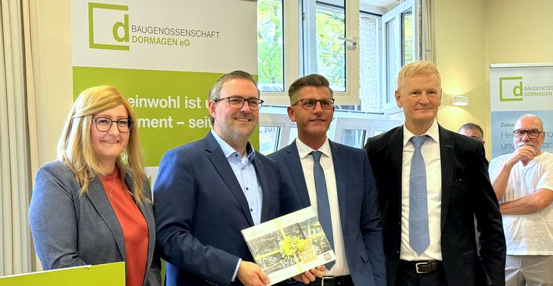 Vorstand der Baugenossenschaft und Bürgermeister blickten auf ein Jahrhundert zurück, von links: Viktoria Miller, Erik Lierenfeld, Christian von Kan und Martin Klemmer 