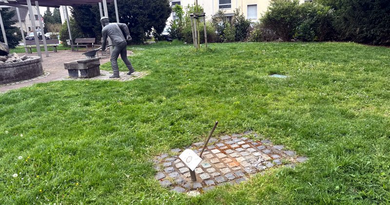 An dieser Stelle im Vordergrund stand die Bronzefigur der „Sämann“, im Hintergrund ist der „Zinkschmelzer zu sehen
