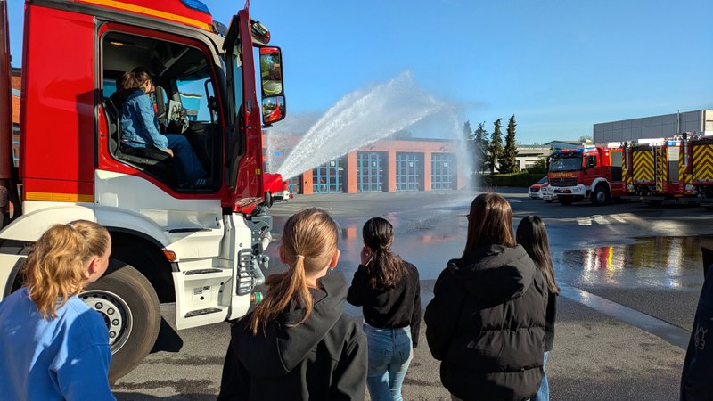 Die Schülerinnen und Schüler sahen sich auch bei der Feuerwehr um