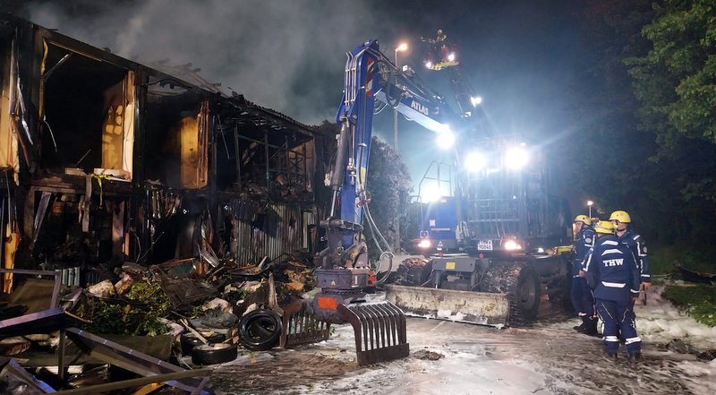 Bei einem Großbrand im Grevenbroicher Industriegebiet Ost wurde ein Autoteilehandel zerstört, vor Ort waren auch Kräfte der Feuerwehr Dormagen