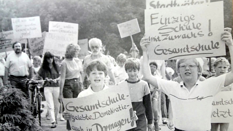 Kinder und Eltern demonstrierten 1986 für die Errichtung einer Gesamtschule