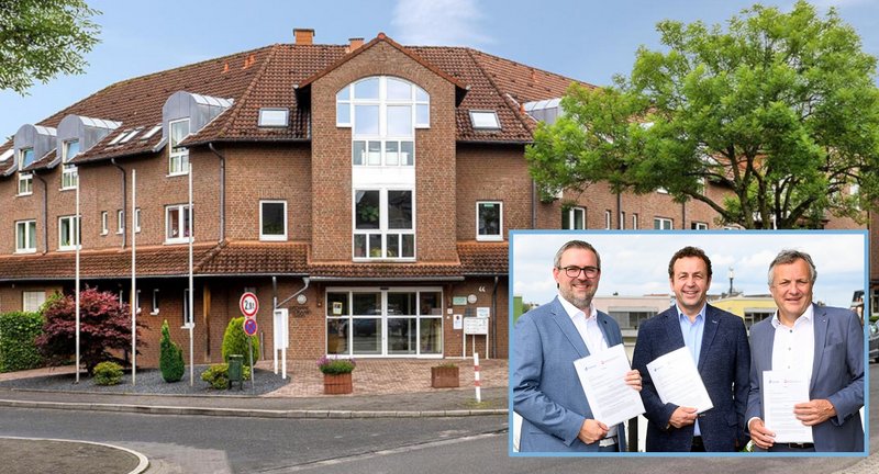 Das Haus der Familie sowie Bürgermeister Erik Lierenfeld mit Dirk Jünger und Hermann Josef Thiel (von links) mit dem unterschriebenen Vertragswerk
