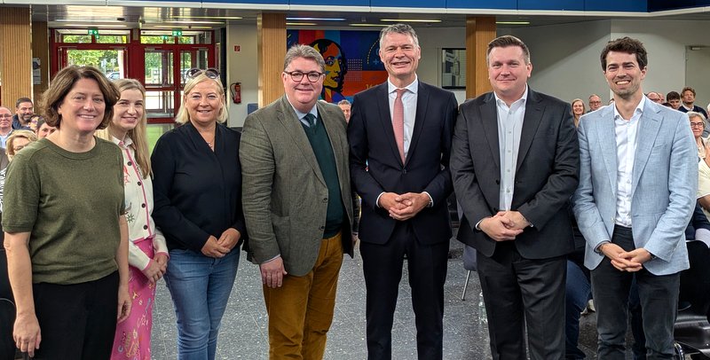 Bei der Übergabe des Staffelstabs: Landrätin Katharina Reinhold, Sarah Kohtes, Heike Troles MdL, Ansgar Heveling, Dr. Jörg Geerlings MdL, Dennis Oscheja und Carl-Philipp Sassenrath MdB