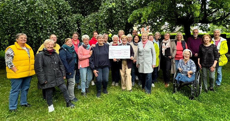 Mitglieder der Hospizbewegung und des Chores Brisgosco bei der Spendenübergabe   
