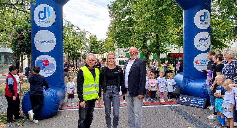 Dormagen: Trugen zum Gelingen des Citylaufs bei: Tanja Spill, Heinz Kuboth und Marc Röhrkasten