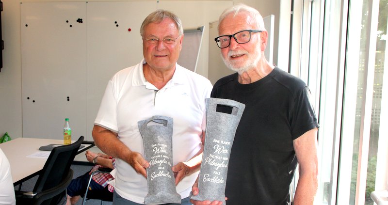 Deichgräf Peter-Olaf Hoffmann (links) dankte seinem Vorgänger Joachim Fischer und schenkte ihm zwei Flaschen Wein