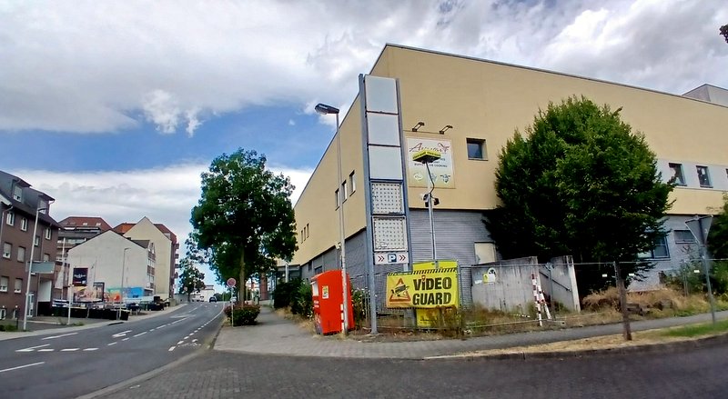 Dormagen: Das seit langem leer stehende Gebäude an der Ecke Unter den Hecken / Walhovener Straße ist wahrlich kein schöner Anblick
