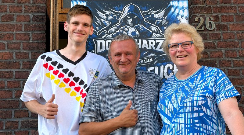Sebastian Janzen (links) und Marion Mehlmann mit Rhino vom Haus Dick, auch ein großer Handballfan