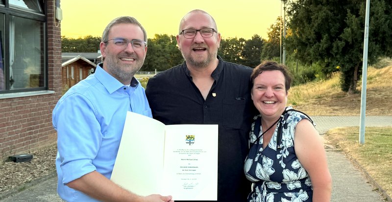 Bürgermeister Erik Lierenfeld überreichte dem soeben 50 Jahre alt gewordenen Michael Dries die Goldene Ehrennadel im Beisein von Ehefrau Silke Dries