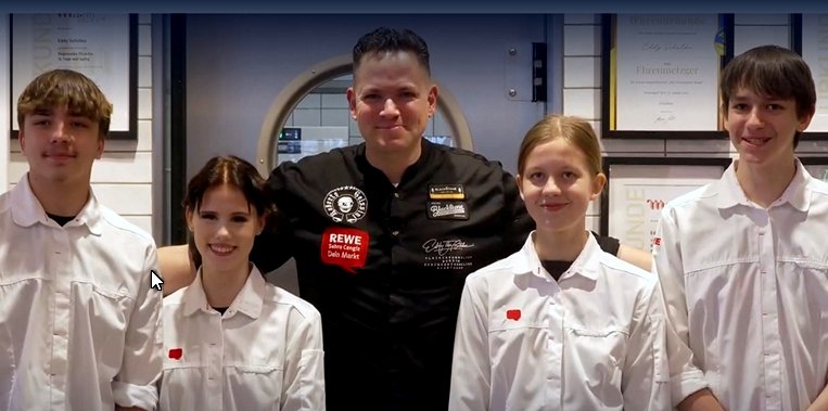 Eddy Schülke mit Schülerinnen und Schülern der Bertha-von-Suttner-Gesamtschule in der Metzgerei im WDR-Beitrag