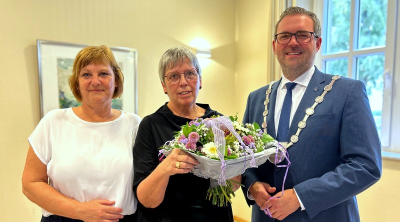 Mit Rotraud Leufgen freuen sich die stellvertretende Bürgermeisterin Katja Creutzmann und Bürgermeister Erik Lierenfeld über die Auszeichnung
