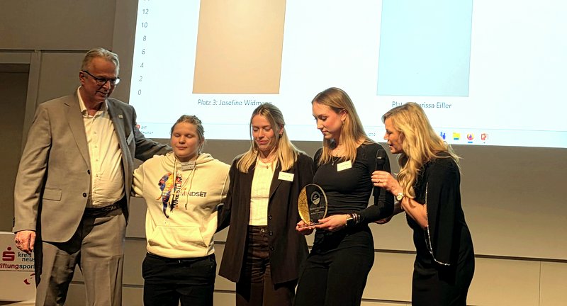 Warten auf das Ergebnis des Publikumsvotings, von links: Dirk Brügge, Josefine Widmann (AC Ückerath), Larissa Eifler (TSV Bayer Dormagen), Sarah Dicks und Birgit von Bentzel