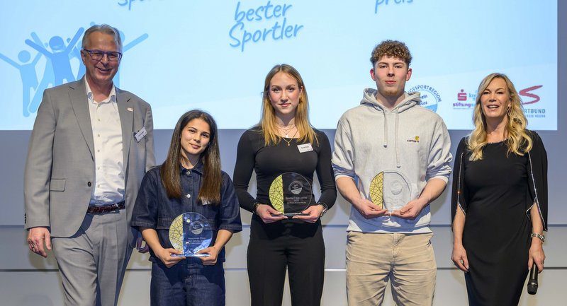 Bei der Ehrung von links: Kreisdirektor Dirk Brügge, Madina Bayramova, Sarah Dicks, Fabian Mager und Moderatorin Birgit von Bentzel