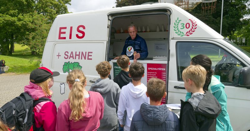 Eine süße Belohnung für die Schülerinnen und Schüler beim Stadtradeln im letzten Jahr