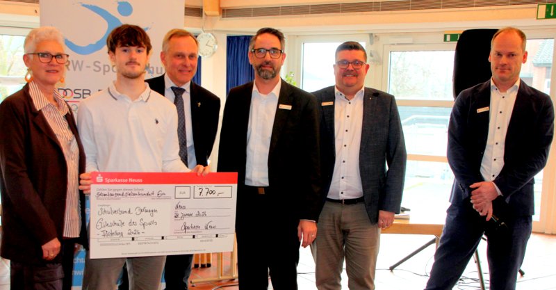 Bei der Ehrung, von links: Dr. Andrea Hurtz, Leonard Weber, Johannes Gillrath, Dirk Klasen, Stephan Conrads und Sebastian Prell