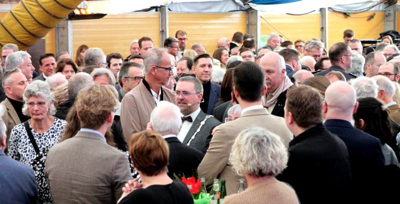 Erik Lierenfeld spazierte mit Mikrofon durch das große Festzelt
