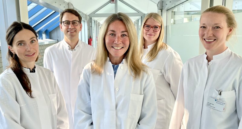 Katharina von Schenk (Mitte) mit ihrem Oberarzt-Team der Klinik für Endokrine Chirurgie in Neuss﻿