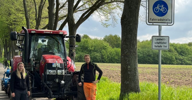 Die beiden Landwirte Katrin Schmalbuch und Simon Klein an der Fahrradstraße (Holzweg)