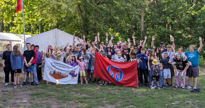Aus dem Zeltlager der Jugendorganisation in Berlin grüßen Die Falken
