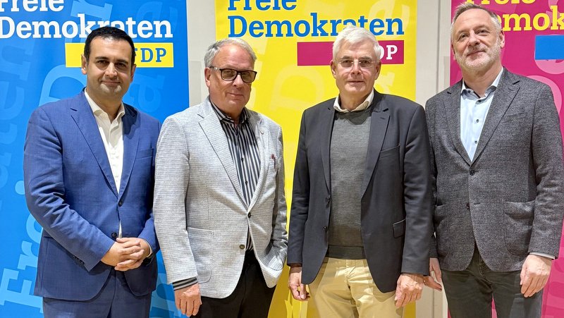 Der FDP-Kreisvorsitzende Bijan Djir-Sarai mit den Kandidaten Dr. Peter Cremerius, Karl Trautmann und Cornel Janßen (von links)